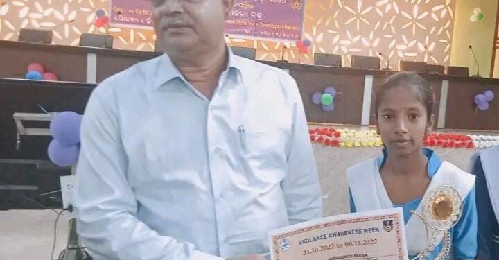 ଜିଲ୍ଲା ସ୍ତରୀୟ ଡିବେଟ୍ ପ୍ରତିଯୋଗିତାରେ  ଶୁଭାସ୍ମିତା ଦ୍ଵିତୀୟ
