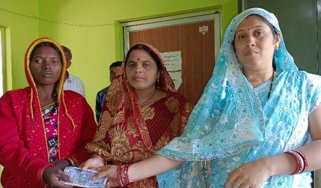 ହରିଶ୍ଚନ୍ଦ୍ର ଯୋଜନା ଟଙ୍କା ବଣ୍ଟନ କଲେ ସରପଞ୍ଚ ଓ ସମିତି ସଭ୍ୟା