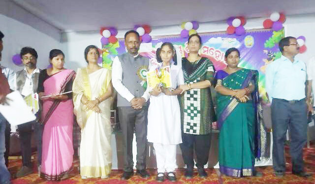 ନୂଆଗାଁ ବାଳିକା ହାଇସ୍କୁଲ ର ଛାତ୍ରୀ ଦୀପିକା ସଙ୍ଗୀତ ପ୍ରତିଯୋଗିତାରେ ରାଜ୍ୟ ସ୍ତରୀକୁ ମନୋନୀତ