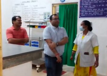 ଜିଲ୍ଲାପାଳଙ୍କ ମହନତା, ବାଇକ ଦୁର୍ଘଟଣା ରେ ରାସ୍ତାରେ ପଡ଼ି ରହିଥିବା ବାପ ଝିଅଙ୍କୁ ଉଦ୍ଧାର କରି ଭର୍ତ୍ତି କଲେ ଚନ୍ଦ୍ରଗିରି ଗୋଷ୍ଠୀ ସ୍ୱାସ୍ଥ୍ୟ କେନ୍ଦ୍ରରେ