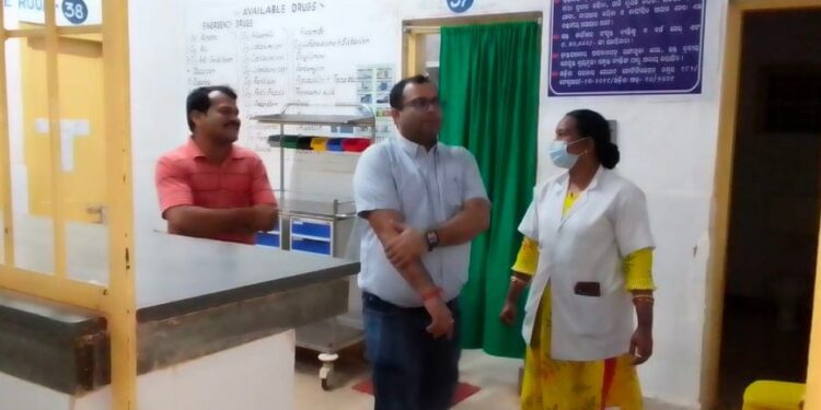 ଜିଲ୍ଲାପାଳଙ୍କ ମହନତା, ବାଇକ ଦୁର୍ଘଟଣା ରେ ରାସ୍ତାରେ ପଡ଼ି ରହିଥିବା ବାପ ଝିଅଙ୍କୁ ଉଦ୍ଧାର କରି ଭର୍ତ୍ତି କଲେ ଚନ୍ଦ୍ରଗିରି ଗୋଷ୍ଠୀ ସ୍ୱାସ୍ଥ୍ୟ କେନ୍ଦ୍ରରେ