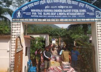 ତିବତିଆନ ପରିବାର ସଦସ୍ୟଙ୍କ ଦ୍ୱାରା ଶୀତ ବସ୍ତ୍ର ପ୍ରଦାନ