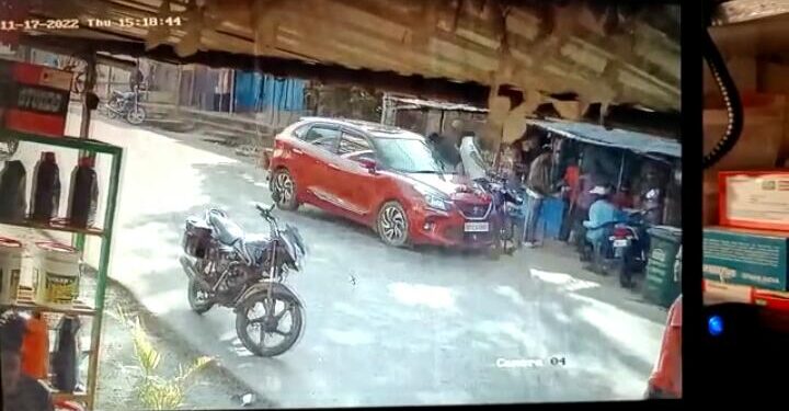 ଚନ୍ଦ୍ରଗିରି ମୁଖ୍ୟ ରାସ୍ତା କୋଡରେ ଠିଆ ହୋଇଥିବା ବେଳେ ପିଟିଦେଲା କାର୍ ,ଦୁଇ ଗୁରୁତର ବ୍ରହ୍ମପୁର ସ୍ଥାନାନ୍ତର