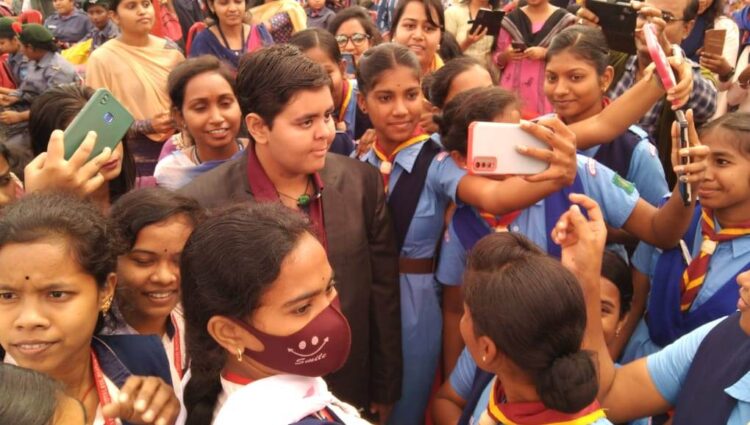 ଗିନିଜ୍ ବୁକ୍ ରେକର୍ଡଧାରି ଦିବ୍ୟାଙ୍ଗ ଜଳ ପରୀ ଙ୍କୁ  ବହୁଳ ସମ୍ବର୍ଦ୍ଧନା