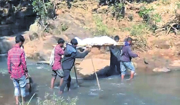 କନ୍ଧମାଳରେ ରାସ୍ତା ନଥିବାରୁ କାନ୍ଧରେ ବୁହାଗଲା ମୃତଦେହ