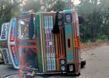 ବୁଲାଣୀ ଯୋଗୁଁ ବାରମ୍ବାର ଘଟୁଛି ଦୁର୍ଘଟଣା : ଟାପାଯୋଡି ମନ୍ତ୍ରୀଆମ୍ବ ରାସ୍ତାରେ ଟ୍ରକ ଦୁର୍ଘଟଣାରେ ଚାଳକ ଗୁରୁତର