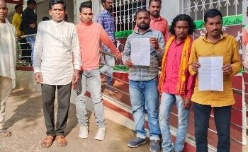 ବିଦ୍ୟାଳୟ ପାଖରେ କୁକୁଡା ଫାର୍ମ ପାଇଁ ଦୁର୍ଗନ୍ଧରେ ନାକ ଫାଟୁଛି ଉଚ୍ଛେଦ ପାଇଁ ଦାବି କଲେ ଗ୍ରାମବାସୀ