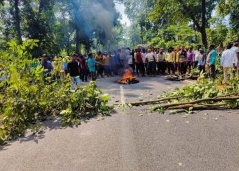 ଦୁର୍ଘଟଣାରେ ମୃତ୍ୟୁ ବରଣ କରିଥିବା ବ୍ୟକ୍ତିଙ୍କୁ ସହାୟତା ଦାବିରେ ଟାୟାର ଜାଳି ୩୨୬ ନମ୍ବର ଜାତୀୟ ରାଜପଥ ଅବରୋଧ କଲେ ଗ୍ରାମବାସୀ