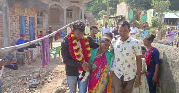 ଓଜେଏସ ପରୀକ୍ଷାରେ କୃତିତ୍ୱ ହାସଲ କରିଥିବା ଗଜପତି ଜିଲ୍ଲା ନୂଆଗଡ ବ୍ଲକ ର ସାଧକ କାର୍ଜୀଙ୍କୁ ଙ୍କୁ ସମ୍ବର୍ଦ୍ଧନା