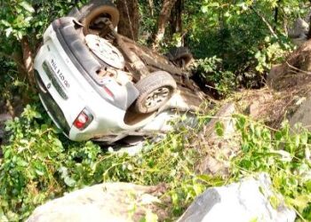 ଭାର ସ୍ୟlମ ହରାଇ ଗଛ କୁ ପିଟିଲା କାର ଅଳ୍ପକେ ବର୍ତିଲେ ଯାତ୍ରୀ