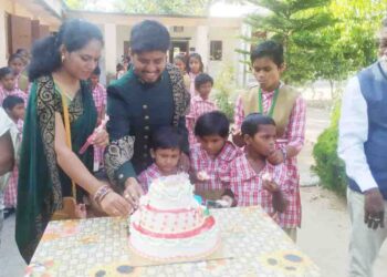 ପ୍ରଥମ ବିବାହ ବାଷିକୀ ପାଳନ ଅବସରରେ ମୋହନା ସ୍ବତନ୍ତ ଦିବ୍ୟାଙ୍ଗ ବିଦ୍ୟାଳୟ ଅନ୍ତେବାସୀଙ୍କୁ ପ୍ରତି ଭୋଜନ ସହ ଶୀତବସ୍ତ୍ର ପ୍ରଦାନ କଲେ ଇଞ୍ଜିନିୟର ଦମ୍ପତି