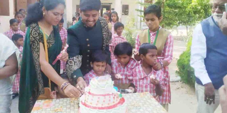 ପ୍ରଥମ ବିବାହ ବାଷିକୀ ପାଳନ ଅବସରରେ ମୋହନା ସ୍ବତନ୍ତ ଦିବ୍ୟାଙ୍ଗ ବିଦ୍ୟାଳୟ ଅନ୍ତେବାସୀଙ୍କୁ ପ୍ରତି ଭୋଜନ ସହ ଶୀତବସ୍ତ୍ର ପ୍ରଦାନ କଲେ ଇଞ୍ଜିନିୟର ଦମ୍ପତି