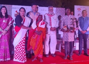 ହସ୍ତତନ୍ତ ଉତ୍ପାଦଗୁଡ଼ିକୁ ପ୍ରୋତ୍ସାହିତ କରିବା ଲାଗି କର୍ପୋରେଟ ସେକ୍ଟର ଆଗେଇ ଆସିବା ଉଚିତ : ରାଜ୍ୟପାଳ
