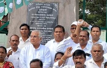 ଗଜପତିଜିଲ୍ଲା ବିଜେଡି ପକ୍ଷରୁ ଓଡ଼ିଶାର ୧୬୦ରୁ ଉର୍ଦ୍ଧ ଜନଜାତି ସମ୍ପ୍ରଦାୟକୁ ରାଜ୍ୟ ଜନଜାତି ତାଲିକାରେ ସାମିଲ କରିବାରେ ଅବହେଳାକୁ ନେଇ କେନ୍ଦ୍ର ବିରୋଧରେ ଧାରଣା ଓ ବିକ୍ଷୋଭ