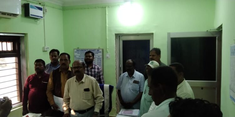 ପଟ୍ଟାମୁଣ୍ଡାଇ ପୂର୍ତ୍ତ ବିଭାଗ ତରଫରୁ 2022ର ଶେଷ ଦିନରେ ସହକାରୀ ନିର୍ବାହୀ ଯନ୍ତ୍ରୀ ଙ୍କୁ ଅବସରରେ ବିଦାୟୀ କାଳିନ ଭବ୍ୟ ସମ୍ବଦ୍ଧନା ଦିଆଯାଇଥିଲା