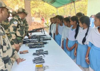 ବିଏସ୍‌ଏଫ୍ ଯବାନଙ୍କ ପକ୍ଷରୁ ବିଭିନ୍ନ ବିଦ୍ୟାଳୟର ଛାତ୍ରଛାତ୍ରୀଙ୍କ ଗ୍ରହଣରେ ଅସ୍ତ୍ରଶସ୍ତ୍ର ପ୍ରଦର୍ଶନୀ
