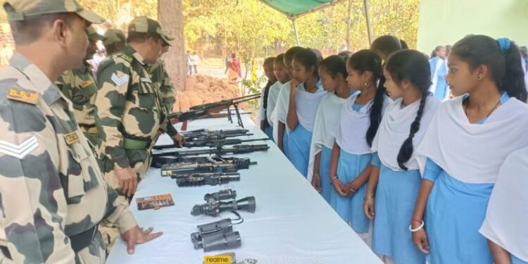 ବିଏସ୍‌ଏଫ୍ ଯବାନଙ୍କ ପକ୍ଷରୁ ବିଭିନ୍ନ ବିଦ୍ୟାଳୟର ଛାତ୍ରଛାତ୍ରୀଙ୍କ ଗ୍ରହଣରେ ଅସ୍ତ୍ରଶସ୍ତ୍ର ପ୍ରଦର୍ଶନୀ