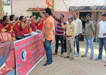 ବିଜେପି ରାଜ୍ୟ କାର୍ଯ୍ୟକାରିଣୀ ସଦସ୍ୟଙ୍କ ବୈପାରିଗୁଡା ବ୍ଳକ ଗ୍ରସ୍ତ:ଗୋଷ୍ଠୀ ସ୍ୱାସ୍ଥ୍ୟକେନ୍ଦ୍ର ପରିଦର୍ଶନ ସହ ଧାରଣାରତ ଅଙ୍ଗନୱାଡି କର୍ମୀଙ୍କୁ ଭୋଟି ପଚାରି ବୁଝିଲେ ସମସ୍ୟା