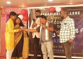 ମହର୍ଷି ମହାବିଦ୍ୟାଳୟ ର +2 ଦ୍ୱିତୀୟ ବର୍ଷ ର ଛାତ୍ର ଛାତ୍ରୀ ଙ୍କୁ ନେଇ ଏକ ବନ୍ଧୁ ମିଳନ