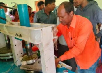 ସ୍ୱୟଂ ସହାୟକ ଗୋଷ୍ଠୀ ମା ମାନଙ୍କୁ ଖଲି ତିଆରି ମେସିନ ପ୍ରଦାନ