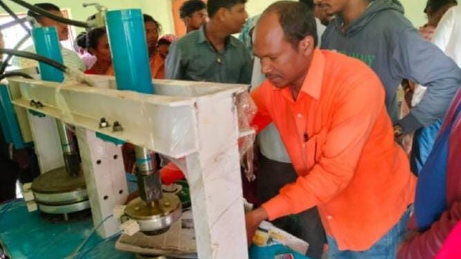 ସ୍ୱୟଂ ସହାୟକ ଗୋଷ୍ଠୀ ମା ମାନଙ୍କୁ ଖଲି ତିଆରି ମେସିନ ପ୍ରଦାନ