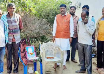 ସ୍ବର୍ଗତ ମନୋହର ନାଗଙ୍କ ଏକାଦଶାହରେ ଶ୍ରଦ୍ଧାଞ୍ଜଳୀ ଅର୍ପଣ କଲେ ପୂର୍ବତନ ବିଧାୟକ ପ୍ରଦୀପ ପୁରୋହିତ – ପଦ୍ମପୁର