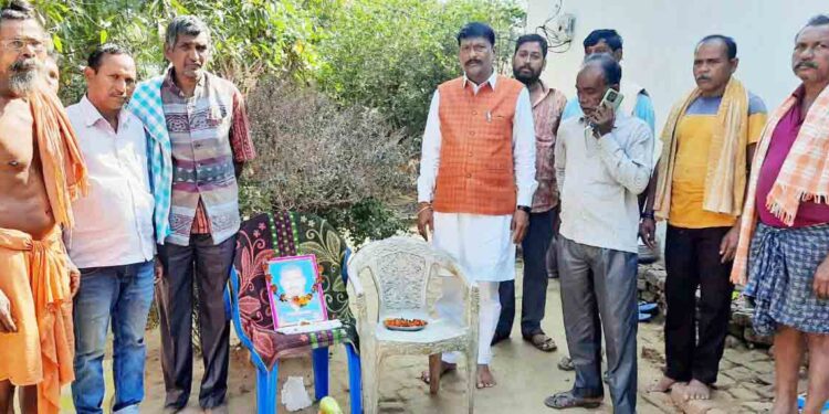 ସ୍ବର୍ଗତ ମନୋହର ନାଗଙ୍କ ଏକାଦଶାହରେ ଶ୍ରଦ୍ଧାଞ୍ଜଳୀ ଅର୍ପଣ କଲେ ପୂର୍ବତନ ବିଧାୟକ ପ୍ରଦୀପ ପୁରୋହିତ – ପଦ୍ମପୁର