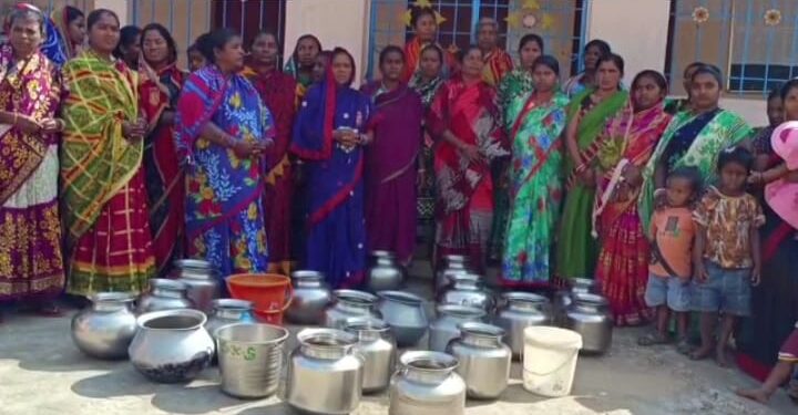 ପାଣି ସମସ୍ୟା ନେଇ ପଞ୍ଚାୟତ କାର୍ଯ୍ୟାଳୟରେ ପଲା : ଡେକାପଙ୍କା ଗ୍ରାମର ମହିଳା ଧାରଣାରେ ବସିଲେ ପଞ୍ଚାୟତ କାର୍ଯ୍ୟାଳୟ ସାମନାରେ