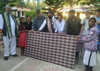 ମୋହନା ବିଧାୟକ ଶ୍ରୀ ଦାଶରଥି ଗମାଙ୍ଗ ଙ୍କ ଦ୍ଵାରା ବେଡ୍ ଓ ଶୀତ ବସ୍ତ୍ର ବଣ୍ଟନ