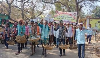 ସର୍ଗିପାଲି ଗାଁ ରେ ମହାତ୍ମା ଗାନ୍ଧୀ ଜାତୀୟ ନିଶ୍ଚିତ କର୍ମ ନିଯୁକ୍ତି ଯୋଜନା ର ଅନିୟମିତତା ଓ ଶ୍ରମିକ ପାଉଣା ଦାବୀ ରେ ବ୍ଲକ ଘେରାଉ ଓ କାର୍ଯ୍ୟାାଳୟ ଭଙ୍ଗା ରୁଜା