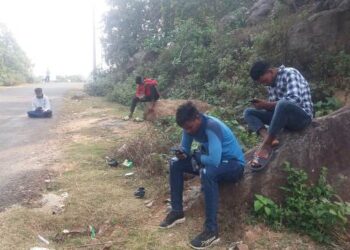 ଗୁଣପୁର ବ୍ଳକ୍ ରେ ନେଟୱାର୍କ ପାଇବା ପାଇଁ ଲୋକେ ବିକଳ ହେଉଛନ୍ତି