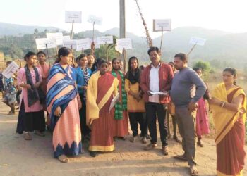 କିଶୋରୀ ବାଳିକା ମାନେ ଗ୍ରାମ ରାଲିରେ ବୁଲି ସଚେତନତା କଲେ