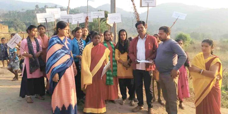 କିଶୋରୀ ବାଳିକା ମାନେ ଗ୍ରାମ ରାଲିରେ ବୁଲି ସଚେତନତା କଲେ