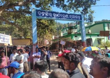 ଖଜୁରୀପଦା ବାବାସାହେବ ଆମ୍ବେଦକର ଜୁନିଅର କଲେଜ ପରିସରରେ ହେବାକୁ ଯାଉଥିବା ଗଜପତି ଉତ୍ସବକୁ ବିରୋଧ କରି ବ୍ଲକ ଘେରାଉ କଲେ ନୂଆଗଡ ଗ୍ରାମବାସୀ