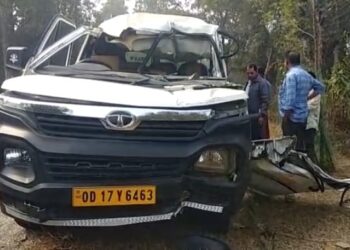 ପୋଢଛାପର ଛକଠାରେ ଛିଡା ହୋଇଥିବା ଟ୍ରକରେ ପିଟି ହେଲା ବରଯାତ୍ରୀ ଗାଡି : ୫ ଗୁରୁତର, ୫ ଆହତ