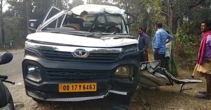 ପୋଢଛାପର ଛକଠାରେ ଛିଡା ହୋଇଥିବା ଟ୍ରକରେ ପିଟି ହେଲା ବରଯାତ୍ରୀ ଗାଡି : ୫ ଗୁରୁତର, ୫ ଆହତ