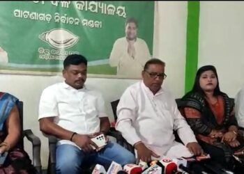 ପାଟଣାଗଡ଼ ବିଜେଡି ପକ୍ଷରୁ ସାମ୍ବାଦିକ ସମ୍ମିଳନୀ : ସାଂସଦ ଓ ପୂର୍ବତନ ବିଧାୟକ ଙ୍କ କୁଶପୁତଳୀକା ଦାହ