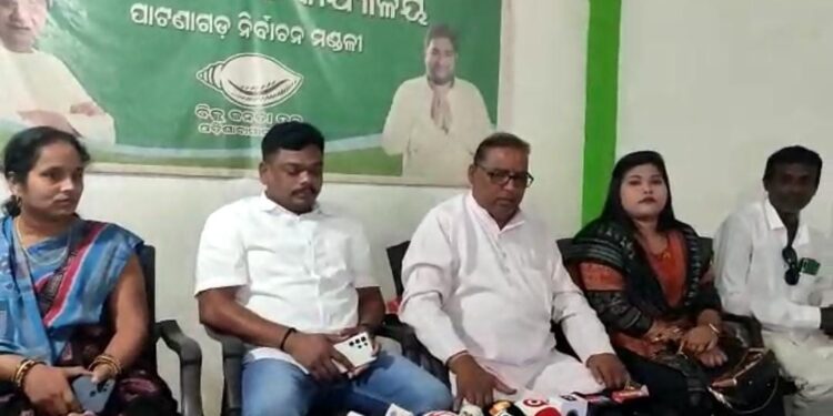 ପାଟଣାଗଡ଼ ବିଜେଡି ପକ୍ଷରୁ ସାମ୍ବାଦିକ ସମ୍ମିଳନୀ : ସାଂସଦ ଓ ପୂର୍ବତନ ବିଧାୟକ ଙ୍କ କୁଶପୁତଳୀକା ଦାହ