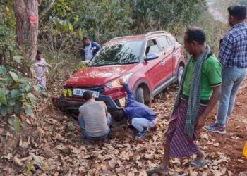 କାର ଦୁର୍ଘଟଣା ଗ୍ରସ୍ତ ଅଳ୍ଗକେ ବର୍ତ୍ତିଲେ ବାପ ପୁଅ