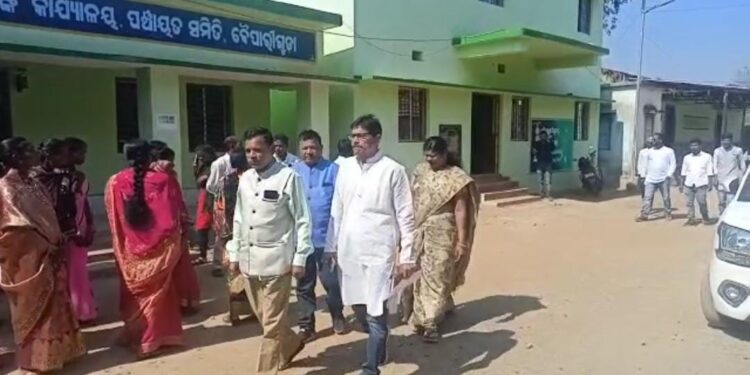 ବୈଠକ ଆରମ୍ଭରୁ ବାତିଲ ଆସିଲେ ନାହିଁ ଅଧିକାଂଶ ବିଭାଗର ଅଧିକାରୀ : ନିର୍ବାଚିତ ପ୍ରତିନିଧିଙ୍କ ମଧ୍ୟରେ ଅସନ୍ତୋଷ