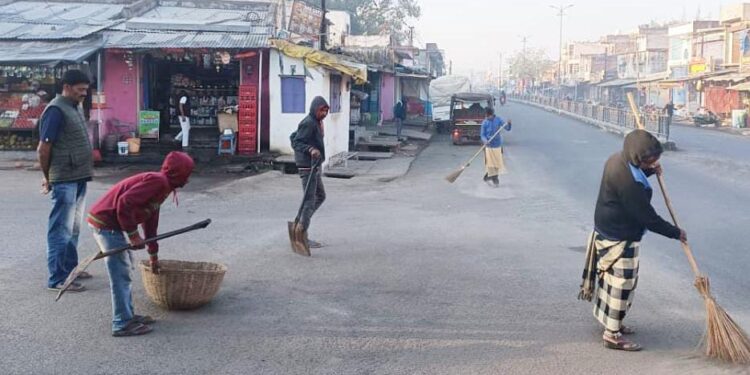ସଫେଇ କାର୍ଯ୍ୟର ସମୀକ୍ଷା କଲେ ପୈ।ର ଅଧ୍ୟକ୍ଷ ମନୋଜ ବାରିକ