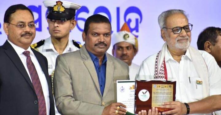 ଯୁବ ଭୋଟରଙ୍କ ପଞ୍ଜୀକରଣ ନିମନ୍ତେ ରାଜ୍ୟ ସ୍ତରରେ ପୁରସ୍କୃତ ହେଲେ ଉପଜିଲ୍ଲପାଳ ତଥା ନିର୍ବାଚନ ପଞ୍ଜୀକରଣ ଅଧିକାରୀ ଓ ବୁଥ ସ୍ତରୀୟ ଅଧିକାରୀ