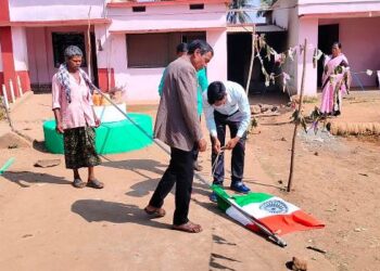 ଶିକ୍ଷାନୁଷ୍ଠାନରେ ତ୍ରିରଙ୍ଗା ପତାକାକୁ ଅସମ୍ମାନ ଓ ଜାତୀୟ ପତାକା ଚୋକୁଡ଼ି ଅପମାନ