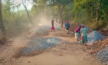 ପ୍ରଧାନମନ୍ତ୍ରୀ ଗ୍ରାମ୍ୟ ସଡ଼କ ଯୋଜନାରେ ଅନିୟମିତତା ଅଭିଯୋଗ : ଠିକାଦାର ଓ ଯନ୍ତ୍ରୀ ମଧ୍ଯରେ ମଧୁଚଦ୍ରିକା