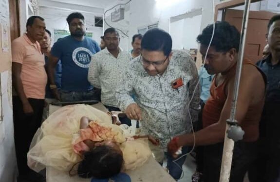 ବିଧାୟକ ସରୋଜଙ୍କ ମହାନତା : ଦୁର୍ଘଟଣାଗ୍ରସ୍ତ ଆହତଙ୍କୁ ଡାକ୍ତରଖାନାରେ କଲେ ଭର୍ତ୍ତି