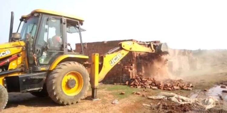 ଚୋରାଚାଲାଣ ଅଭିଯୋଗରେ ବାଲିମାଫିଆ ଗିରଫ, ଭାଙ୍ଗିଲା ଇଟାଭାଟି