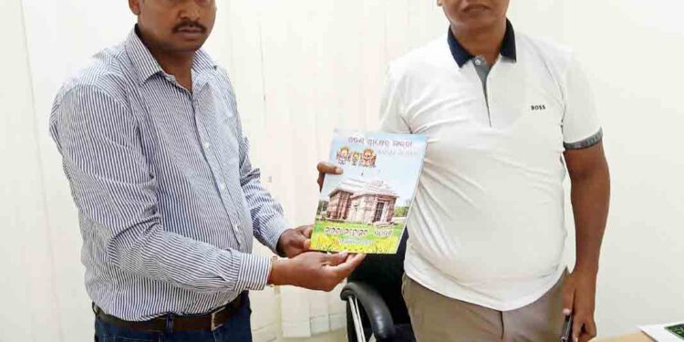 ଓଡ଼ିଶା ସରକାର ଙ୍କ ବୟନିକା ବିଭାଗ ର MD ଓ ହସ୍ତଶିଳ୍ପ ବିଭାଗ ର ନିର୍ଦେଶକ ଙ୍କୁ ମେଗାଜିନ ଦେଇ ମାରଦା ମହୋତ୍ସବ