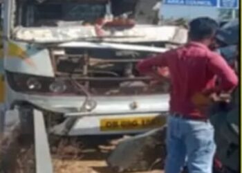 ଯାତ୍ରୀବାହୀ ଓ ହାଇଓ୍ବାବସ ମଧ୍ୟରେ ଧକ୍କା : ୫ ଯାତ୍ରୀ ଗୁରୁତର, ୧୫ରୁ ଉର୍ଦ୍ଧ୍ବ ଆହତ