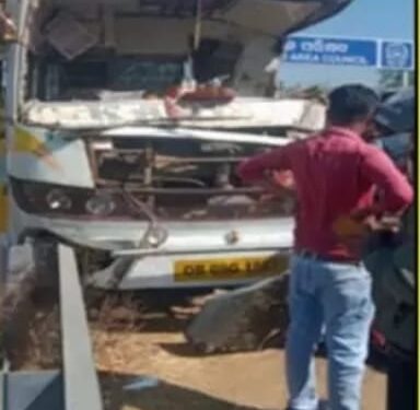 ଯାତ୍ରୀବାହୀ ଓ ହାଇଓ୍ବାବସ ମଧ୍ୟରେ ଧକ୍କା : ୫ ଯାତ୍ରୀ ଗୁରୁତର, ୧୫ରୁ ଉର୍ଦ୍ଧ୍ବ ଆହତ