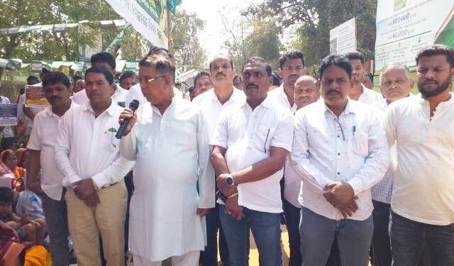 କେନ୍ଦ୍ର ସରକାରଙ୍କ ଚାଷୀ ମାରଣ ନୀତି ବିରୋଧରେ ଭୁବନ ବିଜେଡି ର ବିକ୍ଷୋଭ କେନ୍ଦ୍ର ସରକାର ଚାଷୀ ବିରୋଧୀ : ମନ୍ତ୍ରୀ ପ୍ରଫୁଲ୍ଲ ମଲ୍ଲିକ